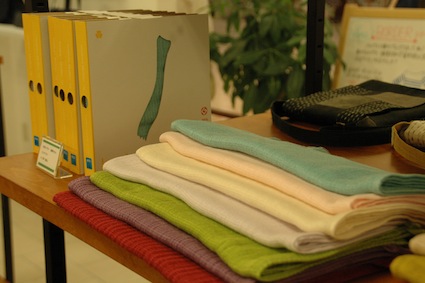 奈良県の中川政七商店の麻小物、今治タオルのマフラーなど、国内の良質な布小物も扱う
