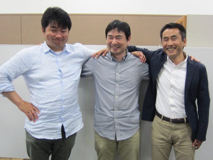 代表の大川博志さん(中央)。前代表の市川毅さん(左)。立ち上げ当初から支えてきた講師の奥平亨さん(右)。いつもとても仲がよさそうなのですが、「肩を組むのは初めてだな?」と少し照れくさそうに、でも嬉しそうに肩組み写真を撮らせてくれました!