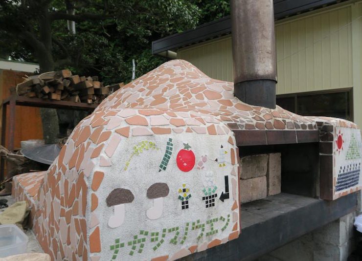 農園を見渡せば、ひときわ目立つ存在のピザ窯。使われなくなった暖房用の重油タンクを加工し、仲間と2人で半年かけて作りあげた。畑のすみのハーブとキクラゲで絶品のピザが焼き上げられる。収穫体験と焼きたてピザが楽しめる春と秋のイベントも好評