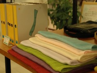 奈良県の中川政七商店の麻小物、今治タオルのマフラーなど、国内の良質な布小物も扱う