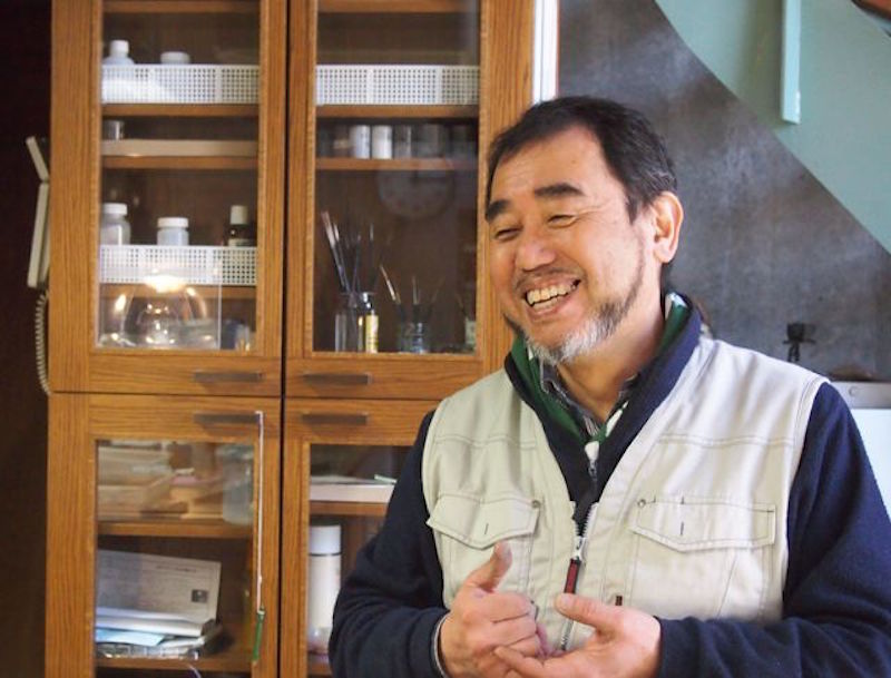 大らかな笑顔と気さくな関西弁の加藤眞理さん。「100軒の建物には100通り、現場に出て全て違うステンドグラスをつくる。僕は作家というよりは職人ですね」