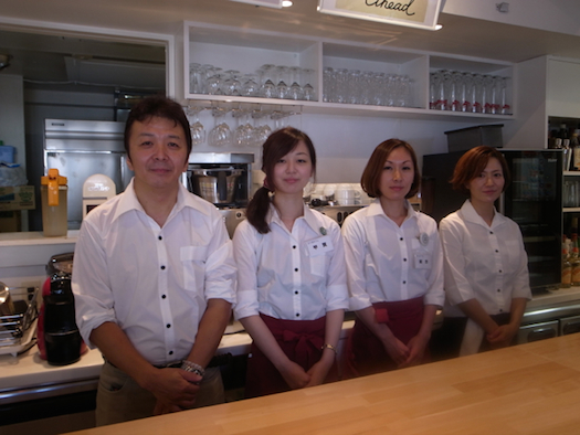 お昼の調理担当の千田さんとスタッフの方々。スタッフは他にも13名いる