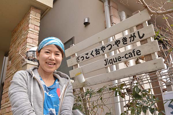 笑顔が素敵な「jique-cafe」店主の大平奈々さん。可愛い手描きの看板は手作りとのこと