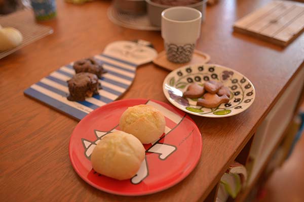 奈々さんが用意してくれたお菓子とパンのセット。どれもこれもシンプルな素材の味が生かされて、滋味深い味だった