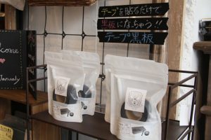 テープタイプはどこでも貼れて大きさも自在、とても人気だそう