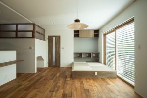 （完成後）１階のリビングに、外付けブラインドからの優しい光が室内の奥まで広がる