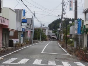 井上さんが一時帰宅の皆さんに同行した折に撮影した、双葉町の駅前の通り。崩れた家がそのまま残っている（写真提供：井上仁さん）