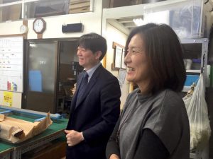 スリーハイ本社1階の工場にて、社員さんとの会話を楽しむ男澤社長（左）と蟹江さん
