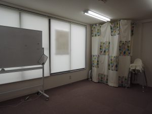 レンタルスペースではリトミックやヨガ、ワークショップなど、さまざまな教室やひろばとして活用できる。取材の日は親子の音楽遊びがおこなわれ、賑やかな音が響いていた
