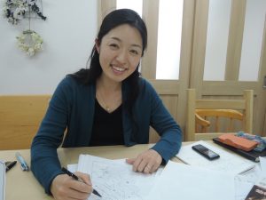 インタビューを受ける時もつい手が動く森さん。ファシリテーション技術に長けていて、チームの力を高める手腕がうかがい知れる