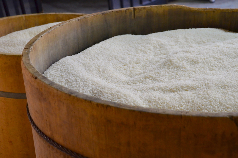 米を洗い浸水する。全国各地のいろいろな米を試して、「これは！」と行き着いた京都産のものを主にしよう