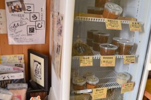 自慢の味噌や塩麹、しょうゆ麹が並ぶ