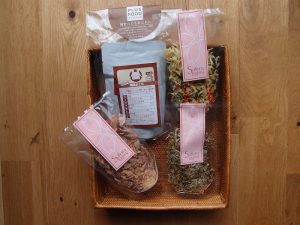 南国風おこわ、生姜チップス、乾燥野菜、昆布ちりめん、この4つの商品の助けをかりて夕食準備スタート！