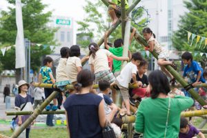 お馴染竹タワー。シンプルなのに、一番人気です。小さい子も大きい子も、登る登る！大人はそんな子ども達をそっと見守ります （写真：藤吉光恵）