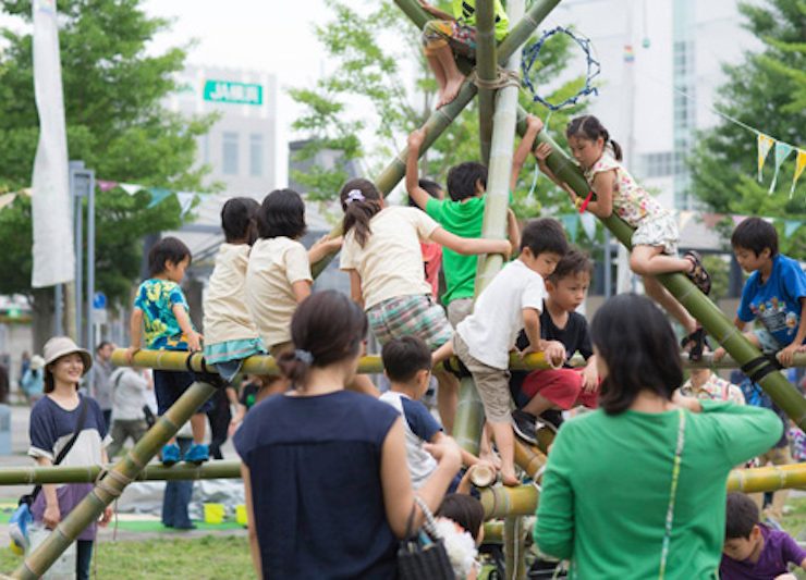 お馴染竹タワー。シンプルなのに、一番人気です。小さい子も大きい子も、登る登る!大人はそんな子ども達をそっと見守ります (写真:藤吉光恵)