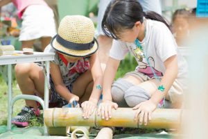 ゴリゴリゴリ。慎重に、慎重に。しっかり押さえているからね。友達同士で協力しあう姿も （写真：藤吉光恵）