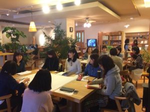 木のぬくもりを感じられる家具、センスのよい雑貨が並ぶ、とても気持ちのよいウィズの森の空間