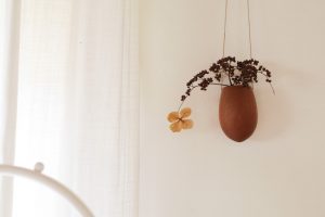 登山でみつけた紫陽花のドライを麻ひもで吊るされたすてきなTree potにさりげなく