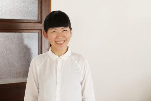 SPLUSの原点、ラグランシャツがとてもお似合いのまきさん。ダイニングにて