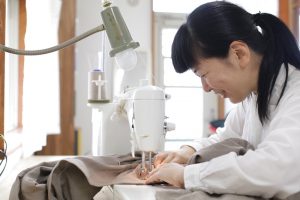 白を基調とした明るいミシン部屋。古道具屋さんでみつけた照明に惹かれる