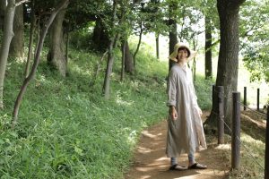 「肩が楽で肌に馴染み、着心地が良かった」とモデルの上野織香さん(身長157cm)。初夏の光に包まれながら、長めのシャツワンピースをさらりと着こなす