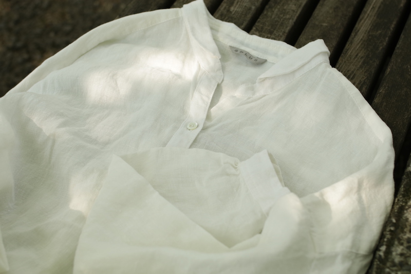 夏のシャツワンピースのホワイト。羽織るとゆとりのある大きさに上品な小さな襟がかわいらしさをプラス
