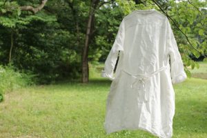 グレーベージュより裾が短めのホワイト。紐はこうしてリボンにしたり、ルーズにたらしたり、紐使いでもシャツワンピースの表情を楽しめる