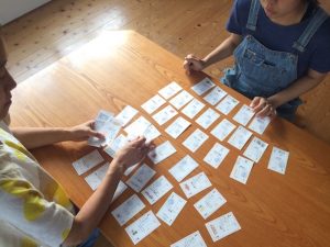 「温暖カード」はゲーム感覚で製品のLCAについて学ぶことができる。製品の製造、使用、廃棄時のCO2がグラフで示されている