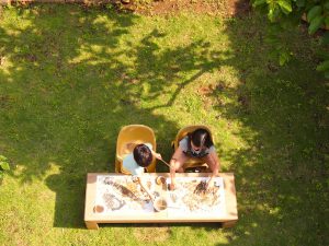 よく晴れた日に屋外でお絵描き。植物の生命力を感じながら、日差しも風も心地いい