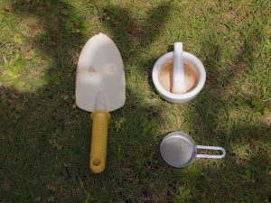スコップ、乳鉢と乳棒、ふるい。あとはビニール袋があれば土の採取開始！