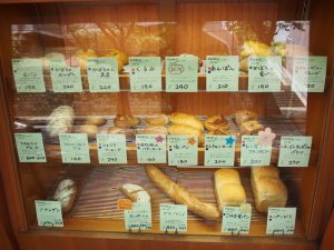 全てのパンで卵を使っていない。プライスカードには、全粒粉の配合の割合と、パン一つひとつにコメントが添えられている。