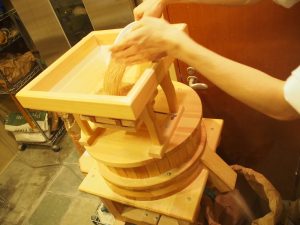 オーストリア製の美しい製粉機。ビオ コンプレの自慢。この製粉機は菅野さんが思う“日本で一番おいしいパン屋さん”と同じもの