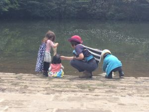 靴でおたまじゃくしをすくったり、おたまじゃくしを口に入れちゃったり……子どもってスゴイ！