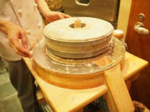 解体までして製粉機の中を見せてくださいました。大事な石臼の部分。繊細な小麦の味はここから生まれる