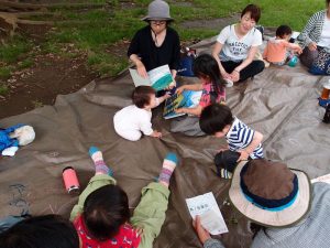 さんぽのわっのもう一人の主催者、みずきさん。みずきさんは絵本を読むのが上手。子どもたちに大人気