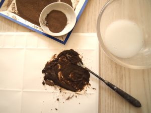 のりは水で溶き、濃さを調整。のりと顔料を紙パレットの上でよく混ぜあわせる