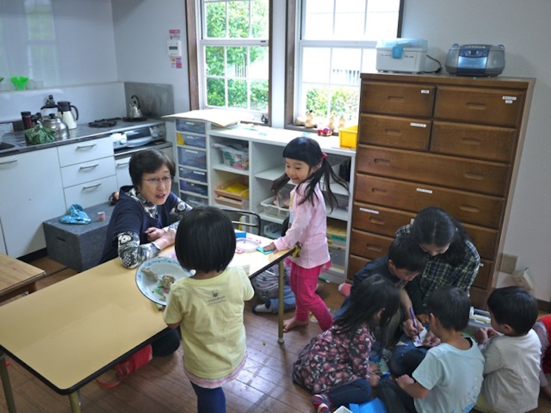 2、3歳児の保育が行われる見花山教室。一軒家をそのまま使ったこの場所は、子どもたちにとって「もうひとつのお家」のような安心できる場所。遊びやいたずらを好奇心のままに楽しみながら、仲間との関わりの中でのびのび成長していきます