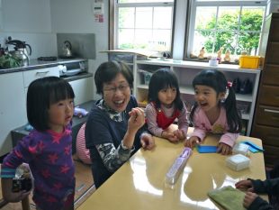愛子さんが部屋に入ると、自然とそばに寄ってくる子どもたち。子どもたちの行動や表情を温かく見守る目線、そして、一人一人がやることを心から面白がっている様子が印象的でした