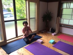 ヨガマットの用意はあるので、水分とタオルを持って、動きやすい服装でふらりと来るだけでOKv