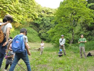 右端、緑のTシャツが講師の山田博さん。普段は山中湖などの本場の深い山で活動している山田さんとあっても「この場所は良い！」と寺家の懐の深さを気に入っているようです
