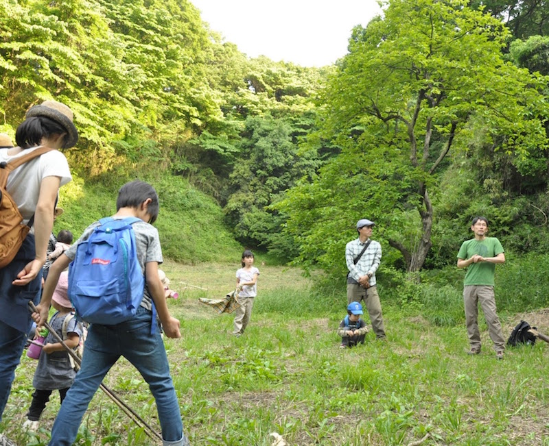 右端、緑のTシャツが講師の山田博さん。普段は山中湖などの本場の深い山で活動している山田さんとあっても「この場所は良い！」と寺家の懐の深さを気に入っているようです