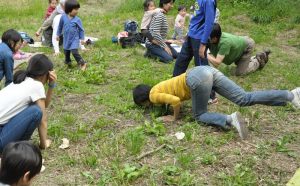 四つん這いになって地面に顔を近づけます。私はドクダミの匂いが強く香っていることに気付きました