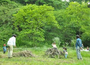 いつの間にか仲良くなっていた子どもたち。森が人と人との距離も縮めているように感じます