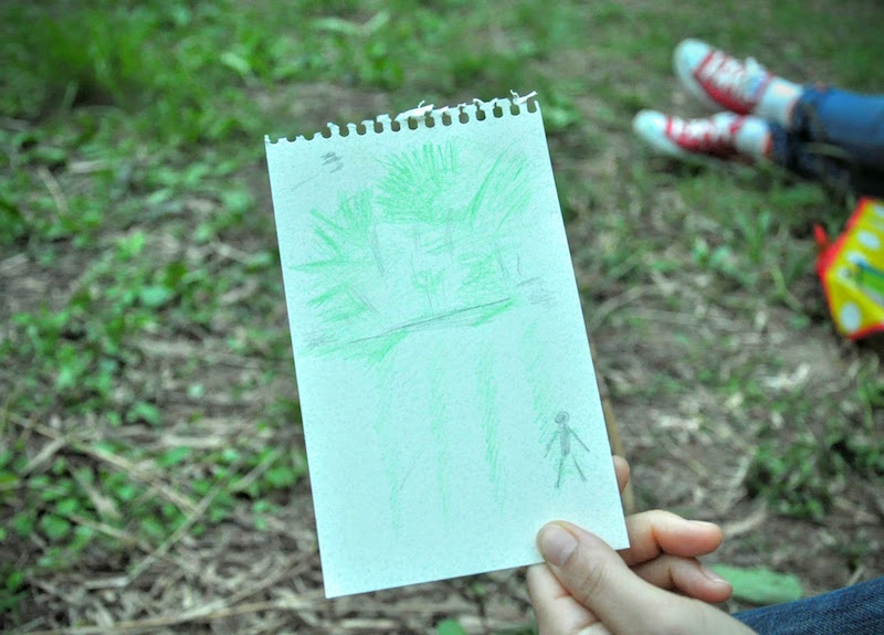 参加者の絵。草の上に寝転がった景色を描いたそうです