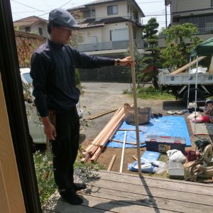 室内から完成後の景色を想像しながら柱の位置を決めているところ