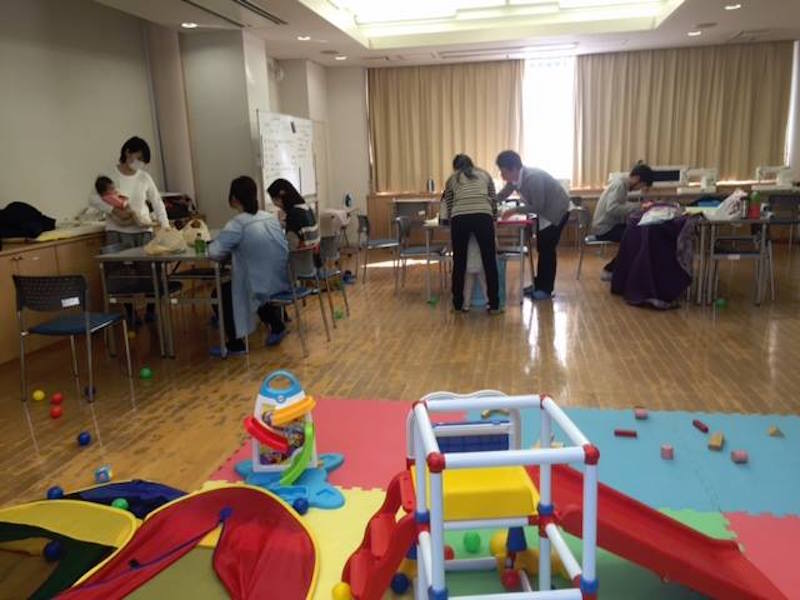 会場の一つ、麦田地域ケアプラザ（横浜市中区）。自主事業として子育てサロンなども開かれているため、おもちゃやマットを借りることができる。作業は順番に子どもを見守り合いながら