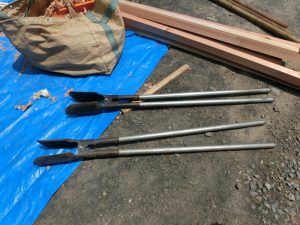 穴を掘るための専用のショベル