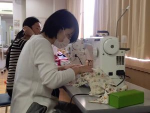 会のメンバーやアドバイザーが連絡を取り合い持ち寄ったミシン。この日はミシン4台とロックミシン2台。作るものによって白い糸、黒い糸、はたまたピンクがいいものなどがあり、糸の架け替えが必要になってくるので、できるだけその手間が省けるように配慮した