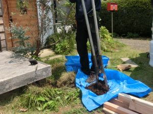 「ブルーシートの上に掘った土を載せておくと埋め戻すときに便利」と、持田さんのアドバイス。こういうプロの技はとても参考になる