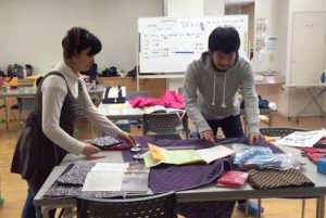 アドバイザーをお願いした安食真さんは、フリーランスのデザイナー。舞台衣装の制作経験が豊富。ミシンの動作確認などもお手のもの